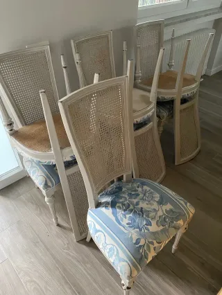 Mesa de cristal con base de piedra