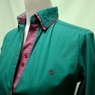 Camisa Aire verde esmeralda detalles burdeos
