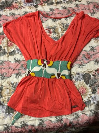 Camiseta roja con cinturón estampado