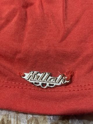 Camiseta roja con cinturón estampado