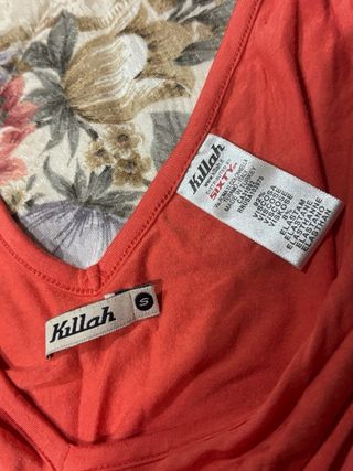 Camiseta roja con cinturón estampado