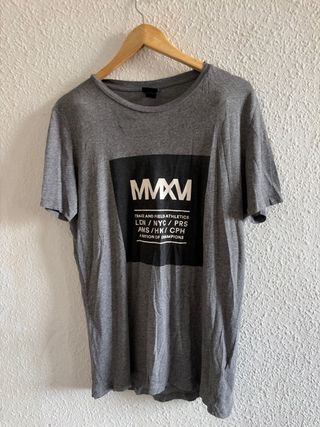 Camiseta gris MMXV de H&M