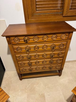 Cómoda de madera con mesitas de noche