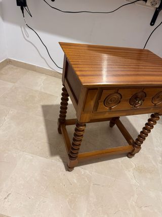 Cómoda de madera con mesitas de noche