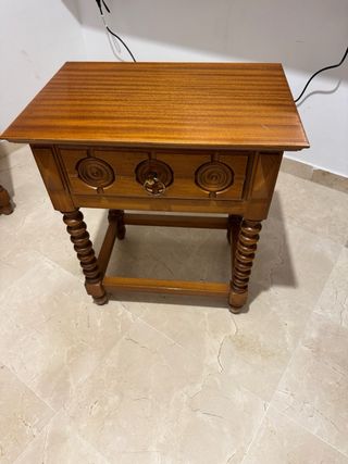 Cómoda de madera con mesitas de noche