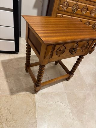 Cómoda de madera con mesitas de noche