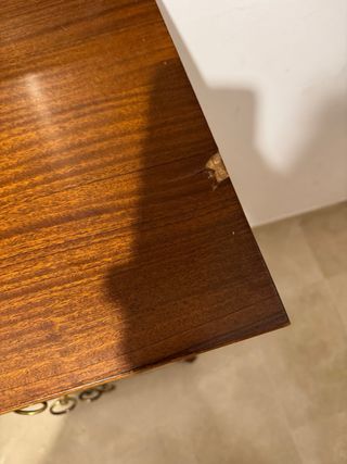 Cómoda de madera con mesitas de noche