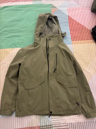 Chubasquero verde caqui con capucha