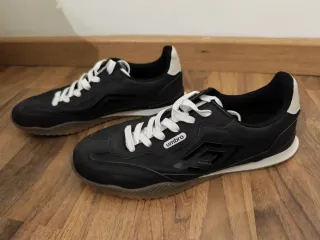 Zapatillas Umbro Talla 40 Negras y Blancas