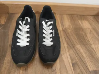 Zapatillas Umbro Talla 40 Negras y Blancas