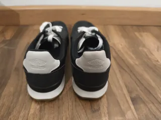 Zapatillas Umbro Talla 40 Negras y Blancas