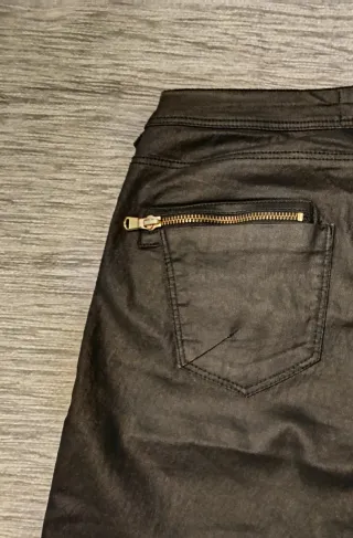 Pantalón efecto piel negro