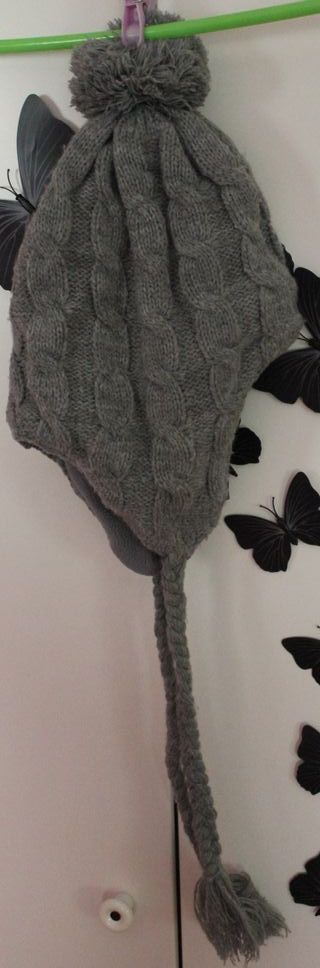 Gorro de lana Clarie's gris con trenzas