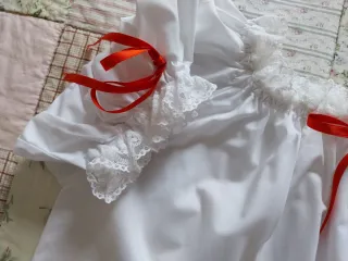 Blusa, camisa regional blanca con lazos rojos