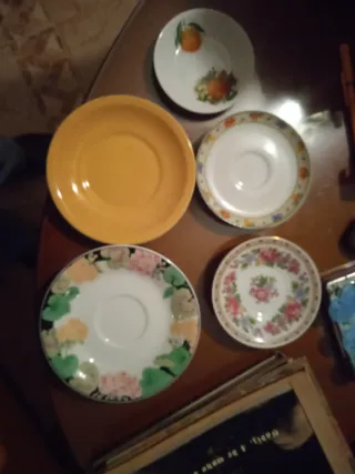 Piccoli piatti di porcellana decorati