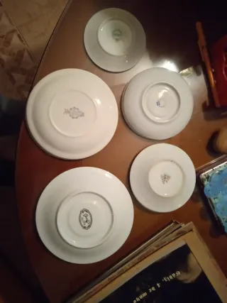 Piccoli piatti di porcellana decorati