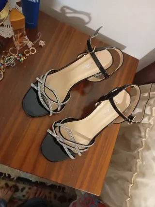 Sandalias negras brillantes