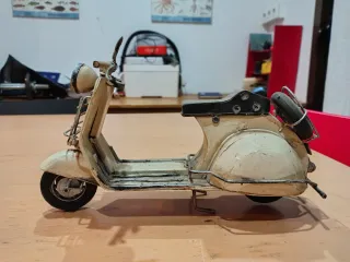 Miniatura Vespa Metal Hoja Lata