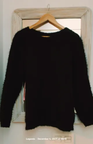 Jersey negro peludo.