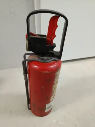 Extintor pequeno vermelho