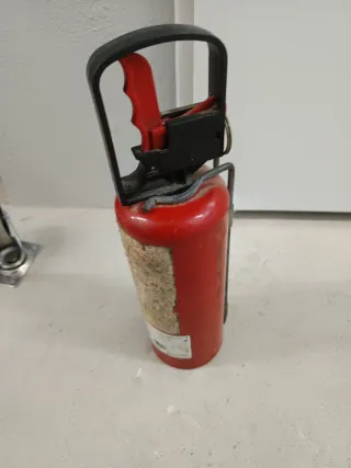 Extintor pequeno vermelho