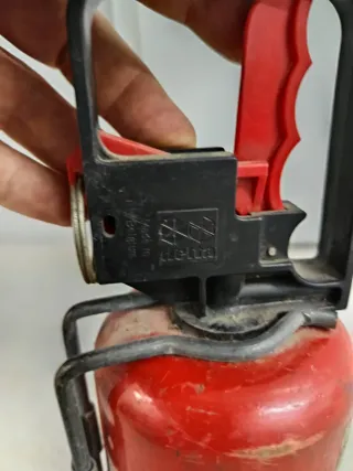 Extintor pequeno vermelho