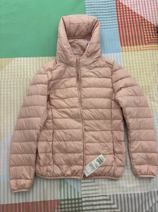 Chaqueta plumífero rosa palo con capucha