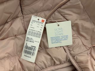 Chaqueta plumífero rosa palo con capucha