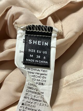 Blusa beige ceñida drapeada botones laterales