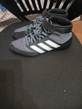 Zapatillas de lucha Adidas grises y blancas