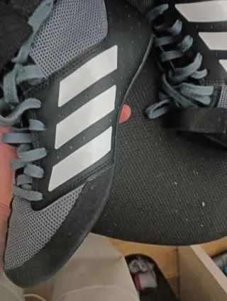 Zapatillas de lucha Adidas grises y blancas