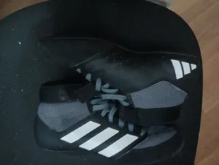 Zapatillas de lucha Adidas grises y blancas