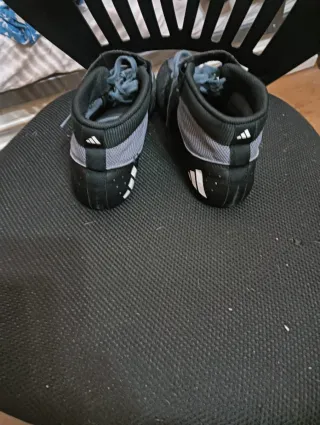 Zapatillas de lucha Adidas grises y blancas