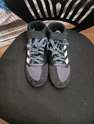 Zapatillas de lucha Adidas grises y blancas