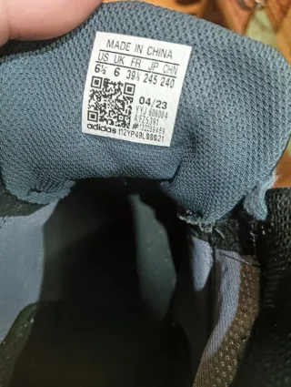 Zapatillas de lucha Adidas grises y blancas