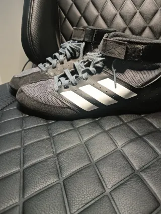 Zapatillas de lucha Adidas grises y blancas