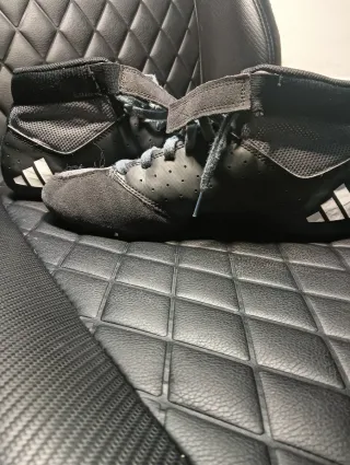 Zapatillas de lucha Adidas grises y blancas