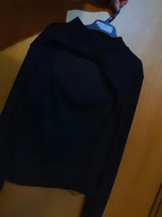 Jersey negro escote cut-out