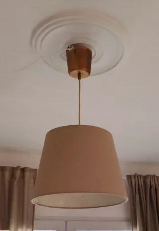 Lámpara de techo beige y dorada de ikea
