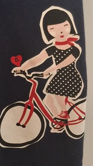 Vestido con volante y ciclista