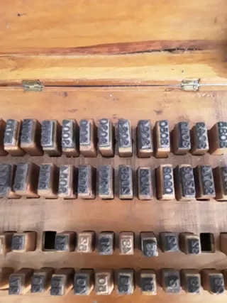 Caja cuños numéricos madera antiguos