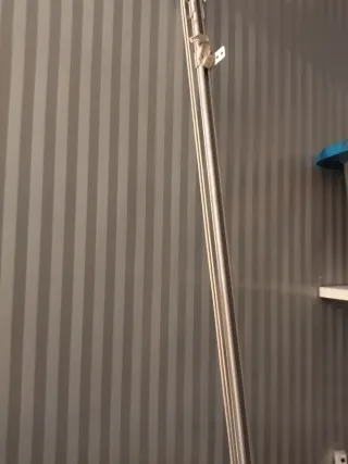 Riel para cortina de metal blanco