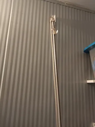 Riel para cortina de metal blanco