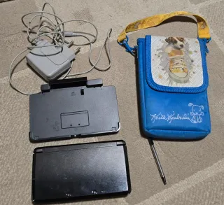 Nintendo 3DS nera con accessori