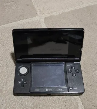 Nintendo 3DS nera con accessori