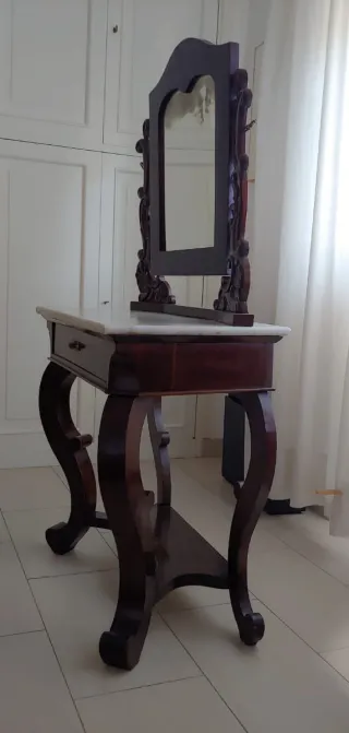 Antica toeletta con specchio