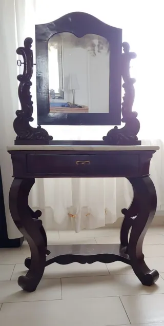 Antica toeletta con specchio