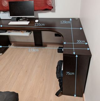 Escritorio esquinero con estantería