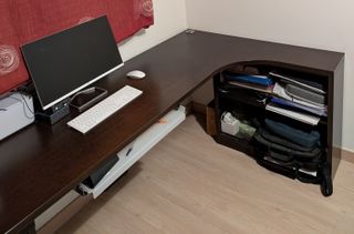 Escritorio esquinero con estantería