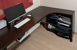 Escritorio esquinero con estantería